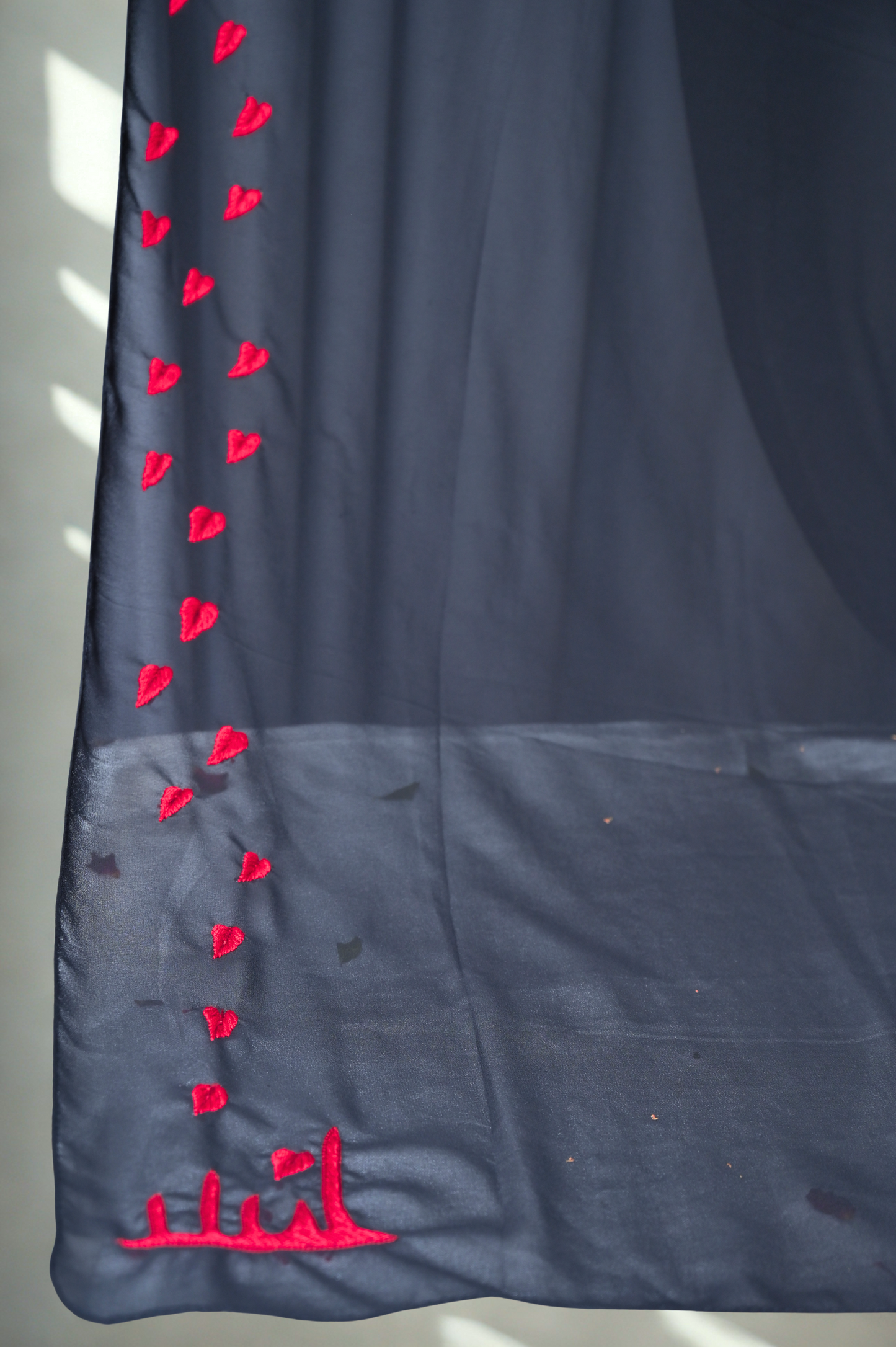 Red Rose Wilt – Blood Bloom Hand-Made Thread-work Hijab